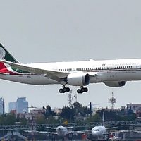 Mientras espera comprador, el avión presidencial da una vuelta de dos horas