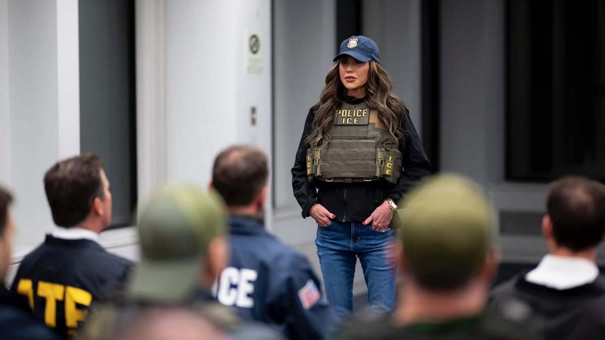 La secretaria de Seguridad Interior, Kristi Noem, encabezó el operativo