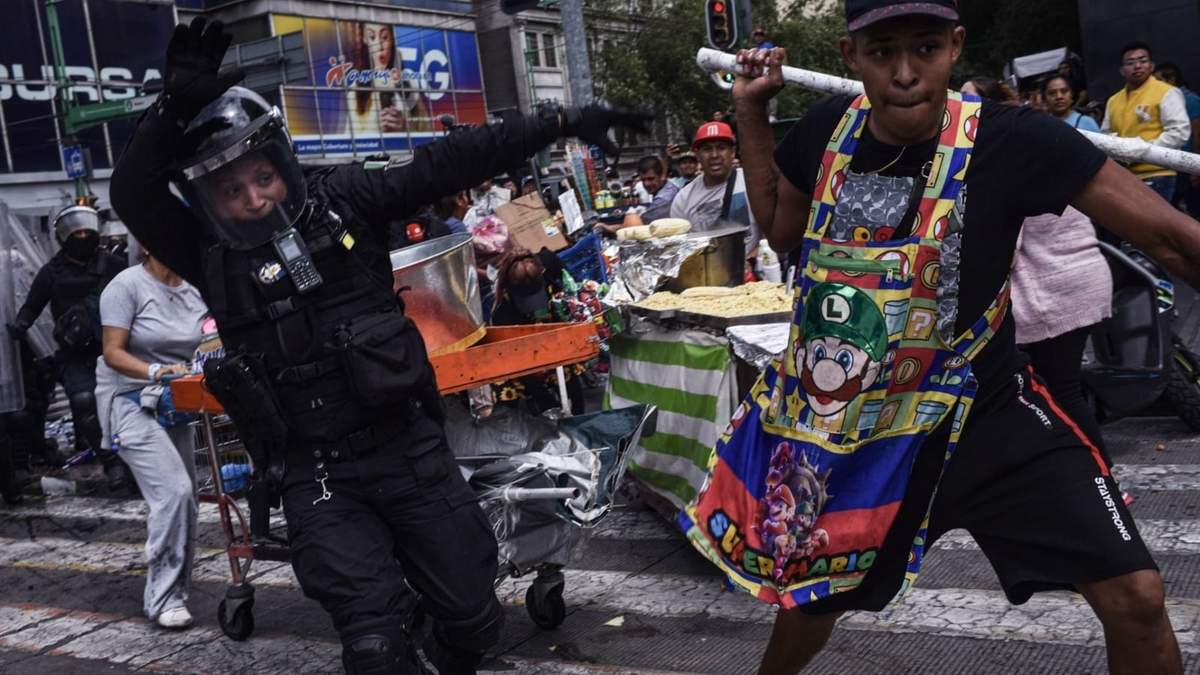 El enfrentamiento entre policías y comerciantes en Eje Central y avenida Juárez