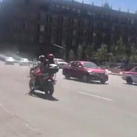Secretaria del Trabajo viaja en moto en sentido contrario; se disculpa, pero responsabiliza al chofer