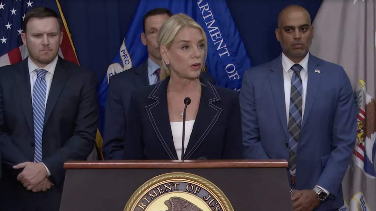 Pam Bondi en la conferencia de prensa