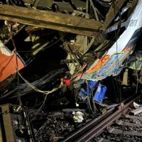 Tren en Barcelona choca contra muro de contención que se derrumbó; hay un muerto y 15 heridos