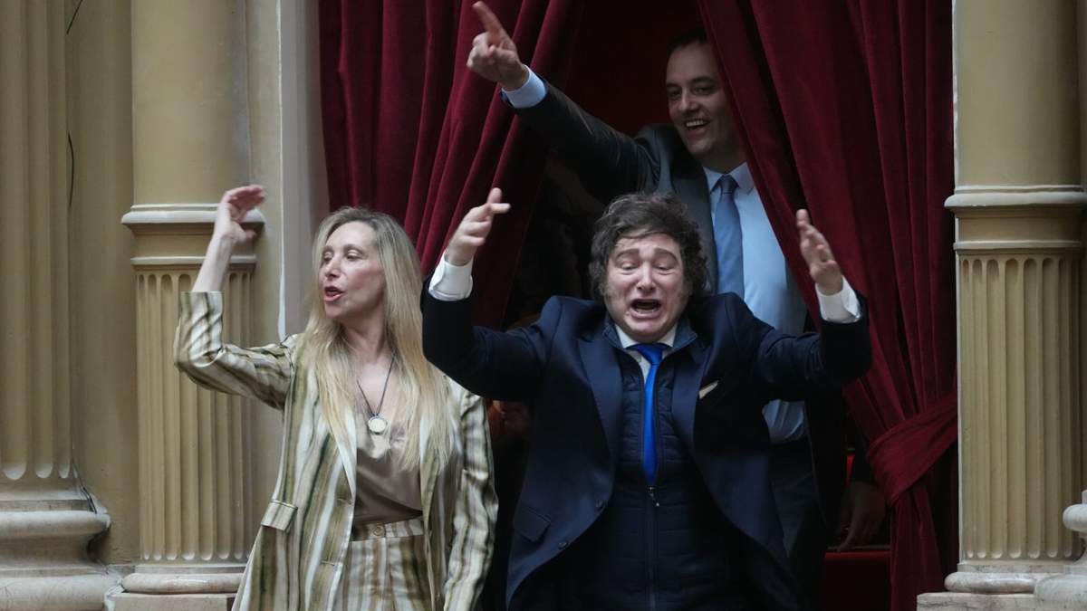 El presidente argentino Javier Milei, a la derecha, y la secretaria general de la Presidencia, su hermana Karina Milei