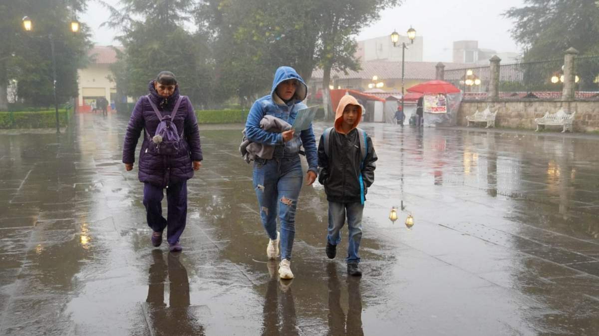 Lluvias y frío en Zacatlán, Puebla, este domingo