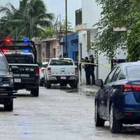 Balean vehículo del hermano del periodista Rubén Pat, asesinado en Playa del Carmen