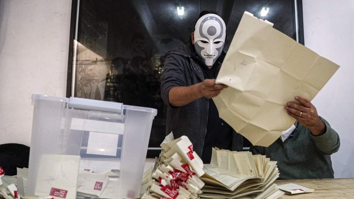 Recuento de votos el pasado domingo en la elección de la Convención Constitucional. Uno de los escrutadores porta una máscara