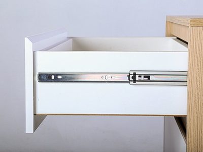 Mirá cómo usar una cajonera rota y vieja para crear la mesita más canchera, dejándola como nueva