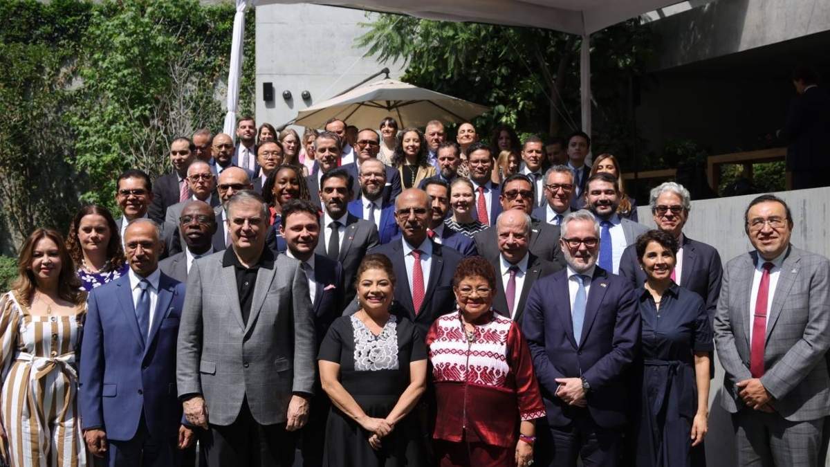 Clara Brugada con diplomáticos mexicanos