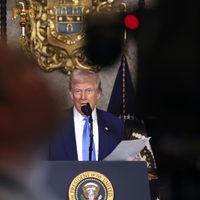 Trump dice que la AP estará restringida en la Casa Blanca hasta que cambie estilo de Golfo de México