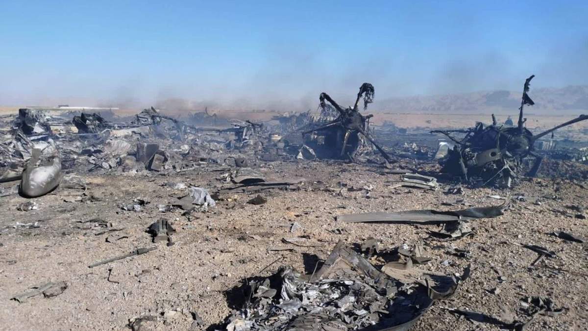 Restos de un avión de transporte estadunidense derribado y dos helicópteros que participaron en una operación de rescate, según informó la televisión estatal iraní, en la provincia de Isfahán, Irán, en abril de 2026