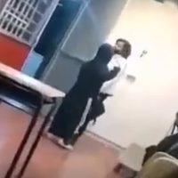 Alumna de secundaria amenaza a su maestra con unas tijeras en Guanajuato