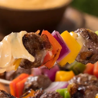 Brochetas de carne rellenas de queso: la receta jugosa y rica que vas a amar para la próxima juntada con amigos