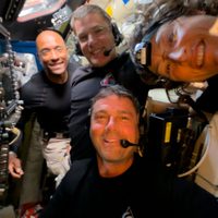 Astronautas de Artemis II llaman a la estación espacial rumbo a casa desde la Luna