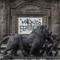 Colectivo #RestauradorasConGlitter solicita documentar pintas en el Ángel de la Independencia