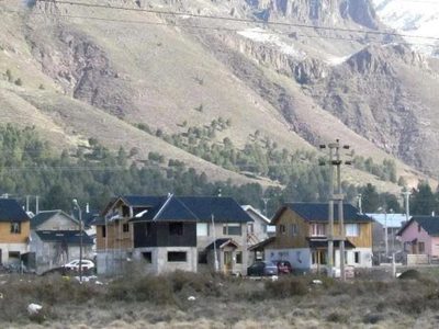 Un hombre agredió físicamente a su pareja y su hijastro lo apuñaló en el pecho y en la cabeza