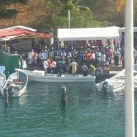 Rescatan con vida a tres pescadores que naufragaron en Huatulco