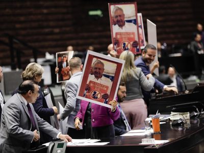 PAN y Morena chocan en San Lázaro por carteles de AMLO contra la militarización