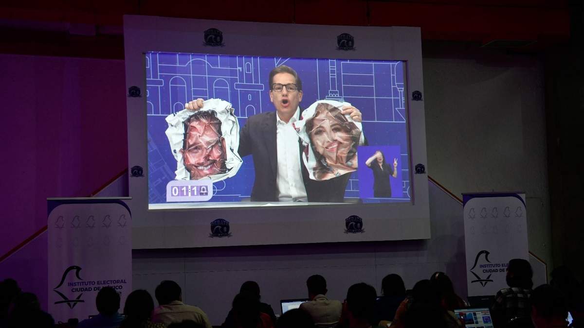 El candidato de Movimiento Ciudadano mostró pendones de los candidatos de Morena y PAN-PRI-PRD