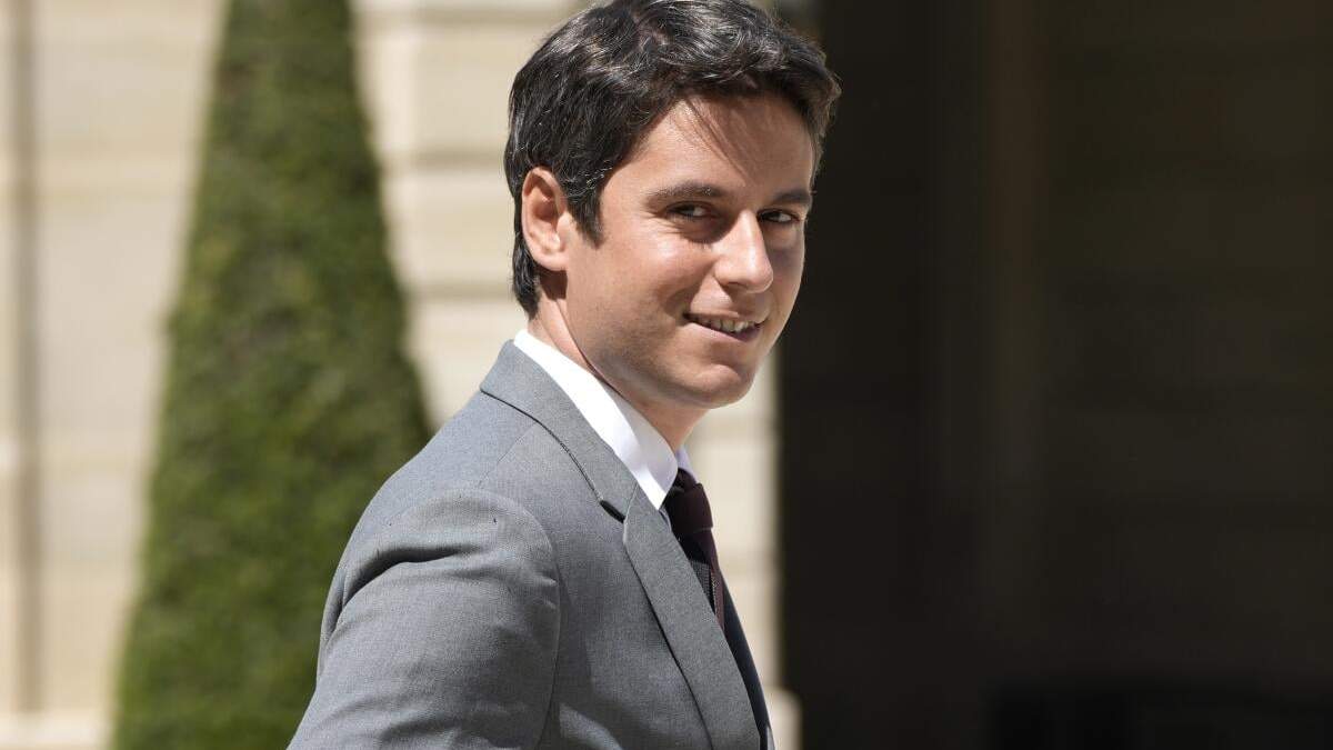 El vocero del gobierno Gabriel Attal sale de una reunión semanal del gabinete en el palacio del Elíseo, en París