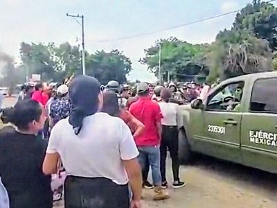 Habitantes de Totolapan realizan bloqueos y quema de vehículos para impedir operativo