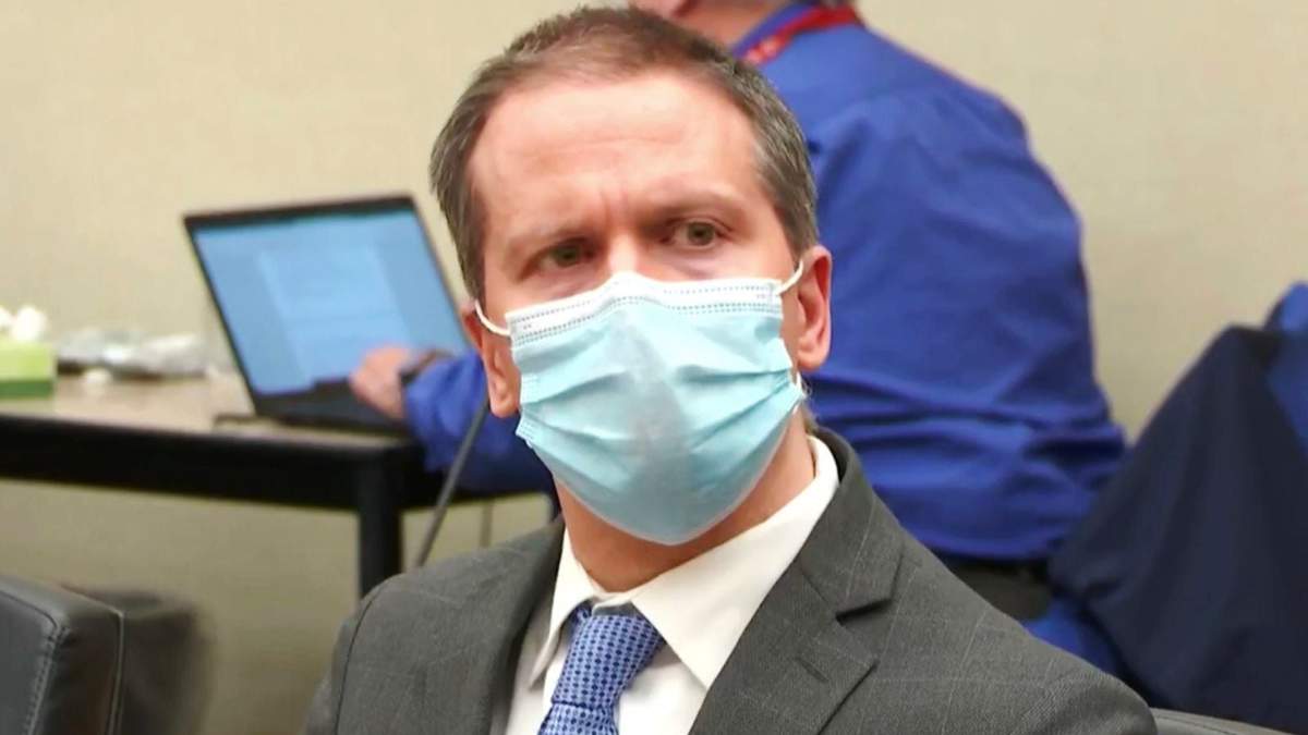 El exoficial de policía de Mineápolis, Derek Chauvin, escucha los veredictos en su juicio por la muerte de George Floyd