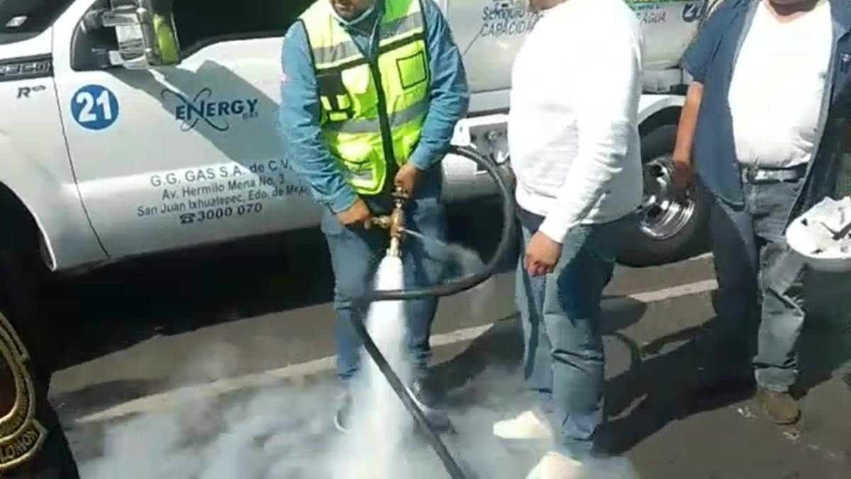 El momento en que un manifestante libera gas durante una protesta