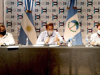 Gutiérrez firmó un convenio para impulsar el Parque Industrial Petroquímico de Plaza Huincul