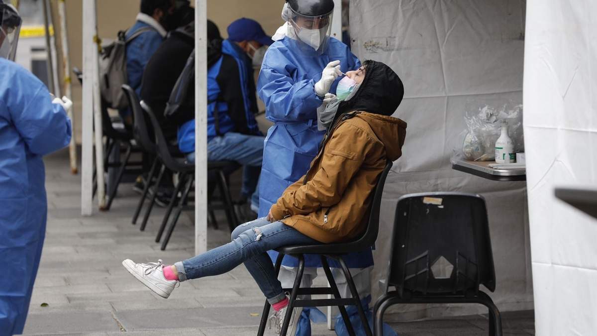 Toma de muestras para una prueba covid-19 en un macro quisco de la CDMX