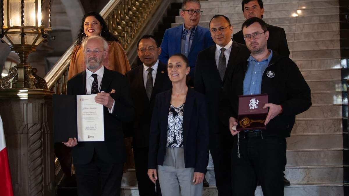 Claudia Sheinbaum nombra a Julian Assange Huésped Distinguido, reciben el reconocimiento su padre y hermano