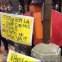 Una mujer se encadenó frente a la casa de gobierno de Neuquén en reclamo de una vivienda