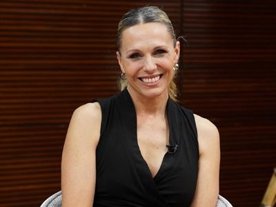 Corte slit: Denise Dumas usó el pantalón desenfadado que todas quieren para elevar su look