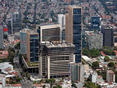 Planes de desarrollo: Sheinbaum anuncia proyectos, pero analistas ven… un "Frankenstein jurídico"