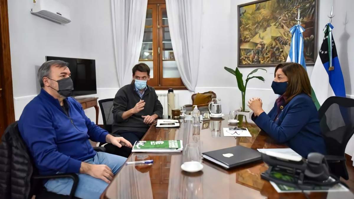 La gobernadora con dirigentes sindicales antes de realizar la oferta oficial. Fuente: (Twitter)
