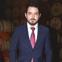 José Eduardo Derbez sacó las garras y podría rebasar la imagen de sus hermanos