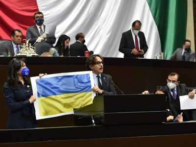 Quadri desata otra gresca en San Lázaro; esta vez por una bandera de Ucrania (Video)
