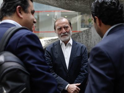 "Quieren destruir a AMLO": Epigmenio Ibarra atribuye ola violenta al "acuerdo" entre narco y derecha