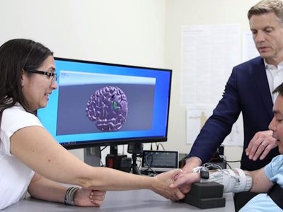 Con ayuda de Inteligencia Artificial, hombre cuadripléjico recupera movimiento en hospital de EU