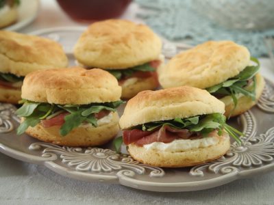 Mini pancitos rellenos, hojaldrados: una receta tentadora, fácil e ideal para las picadas con amigos