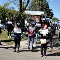"Pagá lo que debés": protesta de ATE en la residencia del gobernador de Neuquén
