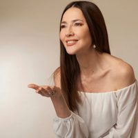Bella y no ocupa mucho lugar: la planta de moda que Cristina Pérez elige para decorar el living de su casa