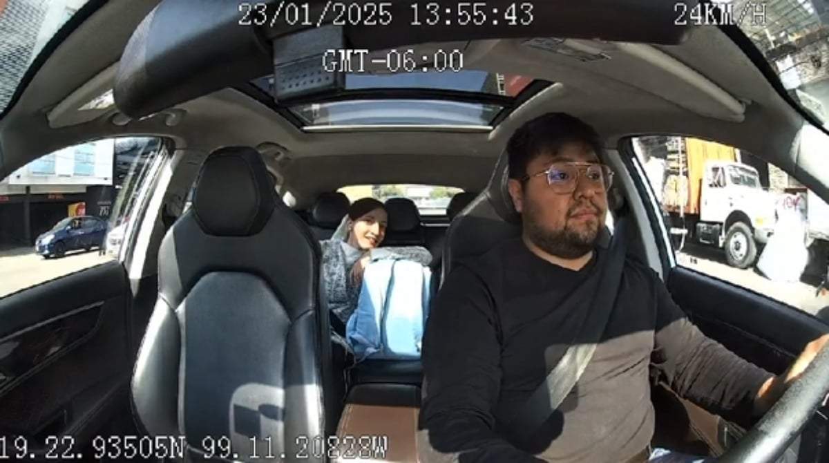 El conductor de aplicación y la pasajera