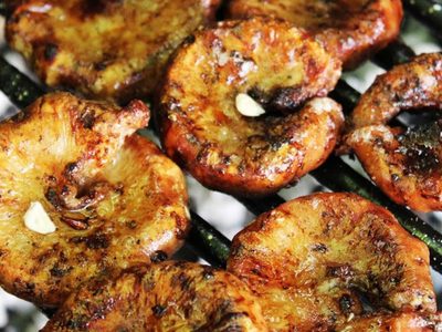 Trucos del parrillero: el secreto para que el chinchulín quede perfecto, bien crocante por fuera y tierno por dentro