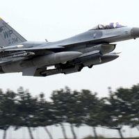 Un piloto de EU salta de su F-16 antes de que se estrelle en el mar cerca de Corea del Sur