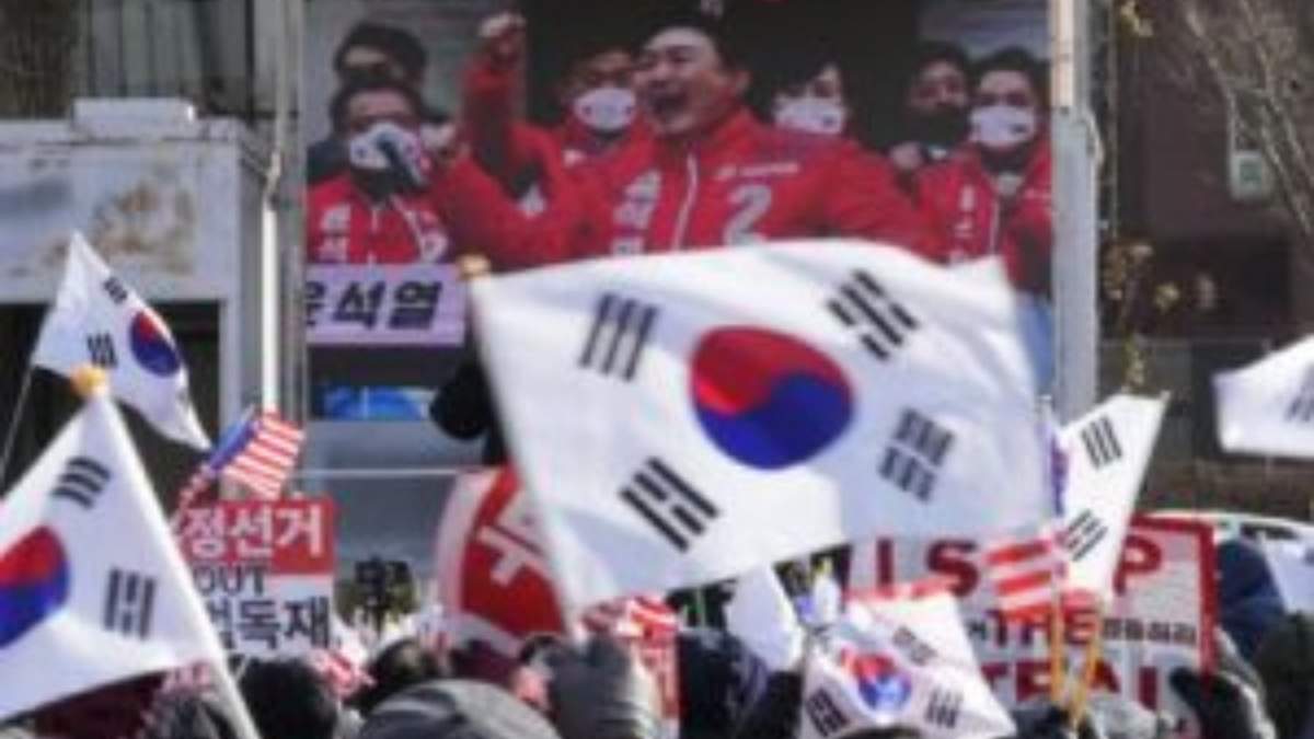 Una pantalla de televisión muestra una imagen de archivo del presidente de Corea del Sur, Yoon Suk Yeol