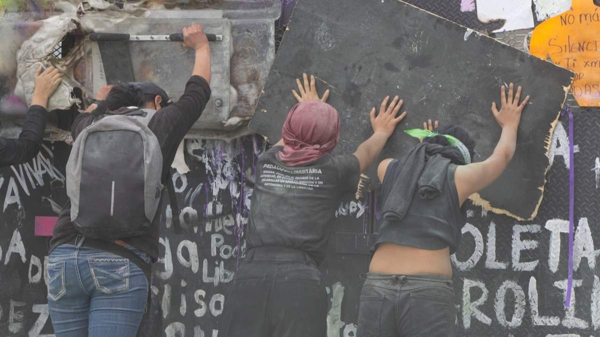 Mujeres durante la marcha por el 8M