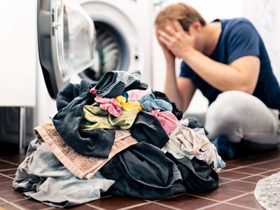 Te sorprenderá: el truco casero para que tu ropa no pierda el color después de cada lavado