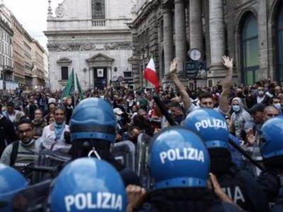 Protestas en Italia por la entrada en vigor del "green pass" obligatorio para trabajadores