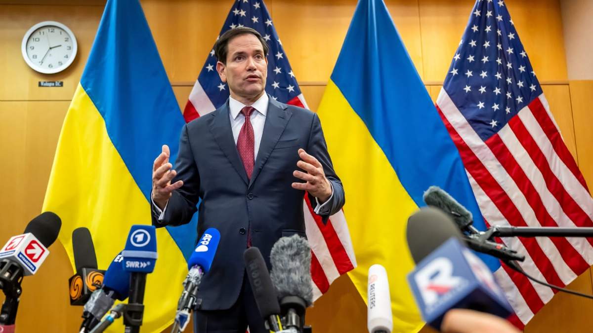 El secretario de Estado de Estados Unidos, Marco Rubio, habla con la prensa en la delegación de Estados Unidos ante las organizaciones internacionales en Ginebra, Suiza, el domingo 23 de noviembre de 2025