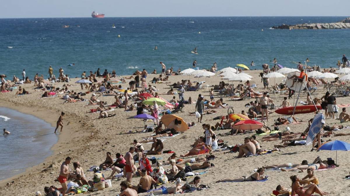 A pesar de las recomendaciones, las playas estuvieron llenas. Fuente: (Twitter)