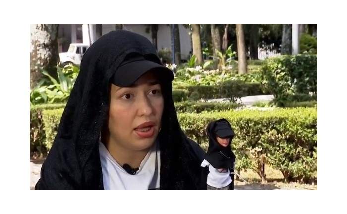 Delia Quiroa, con su creación, la "Barbie Buscadora". Un esfuerzo a favor de la búsqueda de los miles de desaparecidos en México